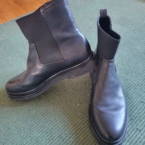 Vince Women's Black Leather Chelsea Boots